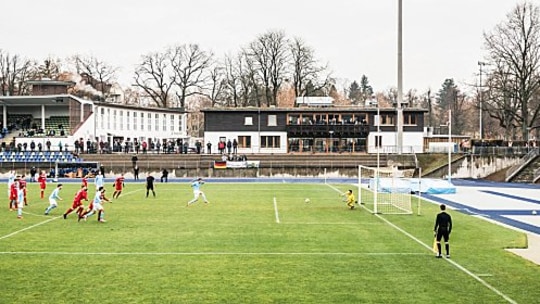 Das Stadion Lichterfelde: Ob der Spielbetrieb von Viktoria fortgeführt werden kann, ist derzeit noch offen.