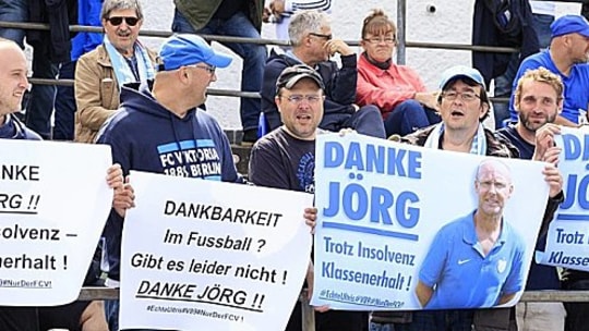 Trotz Insolvenz zum Klassenerhalt: Viktoria-Fans pro Jörg Goslar.