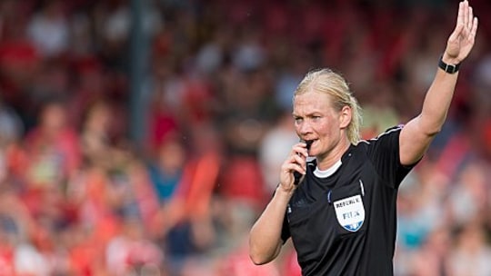 FIFA-Schiedsrichterin Bibiana Steinhaus leitet im DFB-Pokal die Partie dem Chemnitzer FC und Bayern München.