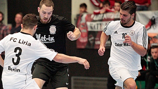 Lennart Hartmann (#10) beim Futsal im Dress des FC Liria.