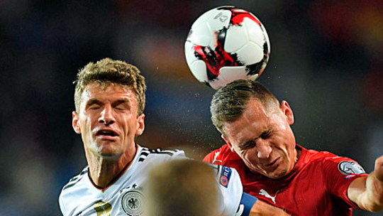 Umkämpft: Thomas Müller (li.) beim Kopfballduell mit Tschechiens Jan Boril.