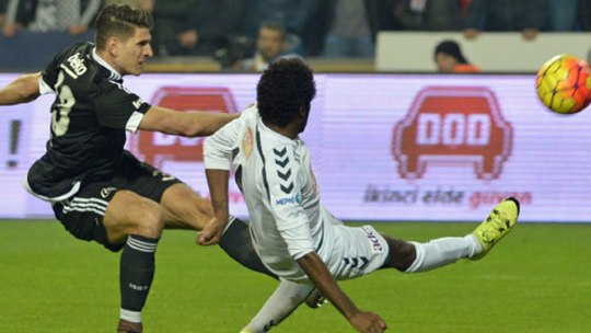 Besiktas-Torjäger Mario Gomez erzielte das 2:0 gegen Konyaspor. Am Ende hieß es 4:0.