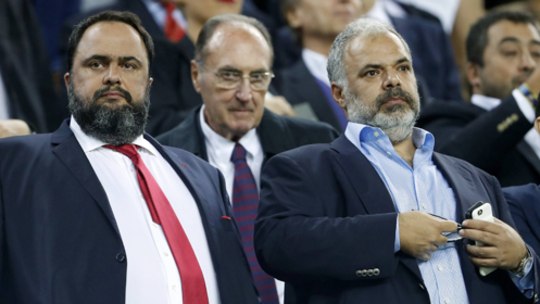 Kündigte drastische Maßnahmen an: Olympiakos-Chef Evangelos Marinakis (l.).