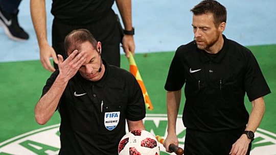 Der deutsche Schiedsrichter Marco Fritz beim Verlassen des Olympiastadions in Athen.