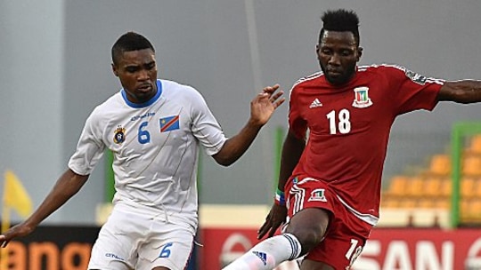 Kongos Makiadi (li.) gegen Äquatorialguineer Ellong.