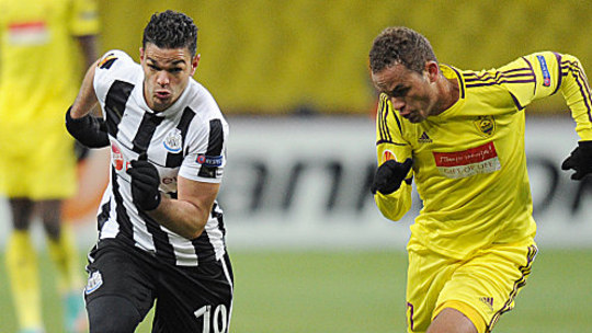 Erster und vorerst letzter Einsatz in dieser Saison: Newcastles Ben Arfa (li.) gegen Anschis Ewerton.