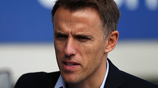 Nach Co-Trainerposten bei Manchester United und Valencia heuert Phil Neville als Coach der englischen Frauen-Nationalmannschaft an.