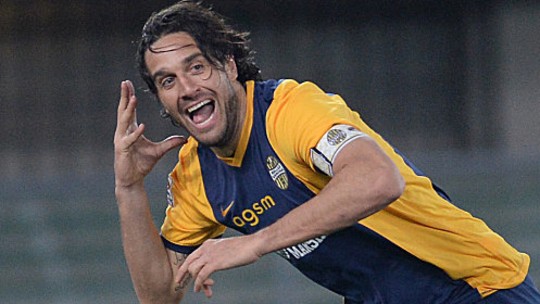 Der "Ohrdreher"-Jubel von Luca Toni wird auch in der kommenden Saison zu bestaunen sein.