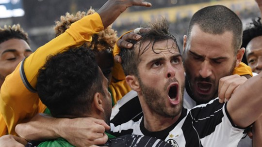 Die Spieler von Juventus Turin feiern ihren Siegtorschützen: Miralem Pjanic.