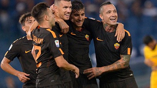 Vor allem dank Doppelpacker Edin Dzeko (Mitte) ließ die Roma im Heimspiel gegen Hellas Verona (3:0) nichts anbrennen.