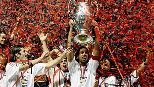 Champions-League-Sieg 2003: nur einer von vielen Pokalen, die Milan-Legende Paolo Maldini in die Höhe streckte.