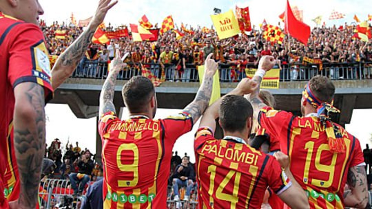 Aufstieg geglückt: Die Spieler und treuen Fans von US Lecce haben den Durchmarsch gepackt.