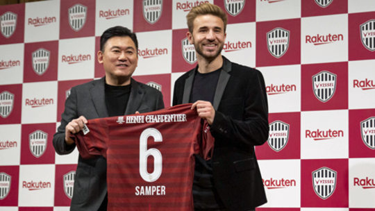 Er spielt ab sofort auch für Vissel Kobe: Sergi Samper (r., mit Präsident Hiroshi Mikitani).