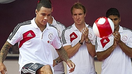 Gregory van der Wiel, hier noch bei der Saisoneröffnung von Ajax Amsterdam am Ball.