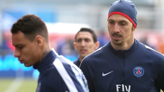 Nicht einer Meinung: Zwischen Gregory van der Wiel (li.) und Zlatan Ibrahimovic kam es offenbar zu einem Streit in der Halbzeitpause.