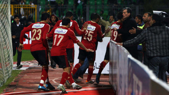 1. Februar 2012: Spieler von Al-Ahly flüchten in die Katakomben, als hunderte Fans den Platz stürmen. 