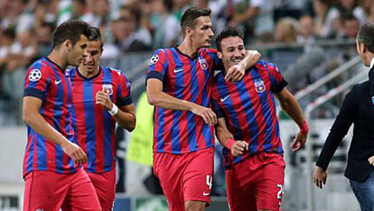 Steaua Bukarest bejubelt die erfolgreiche Titelverteidigung.