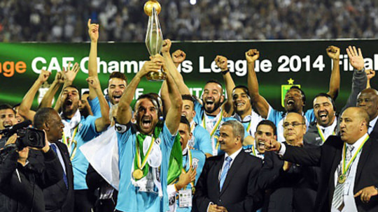 Afrikanischer Champion: Farid Mellouli, Kapitän des ES Setif, reckt den Pokal der CAF Champions League in die Luft. 