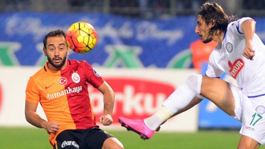Torschützen unter sich: Galatasarays Olcan Adin (li.) und Rizespors Mehmet Akyüz.