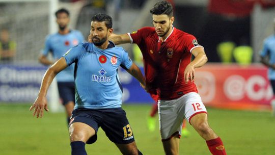 Behält die Oberhand: Wydads Rabeh Youssef gegen Al Ahlys Oualid Azaro.
