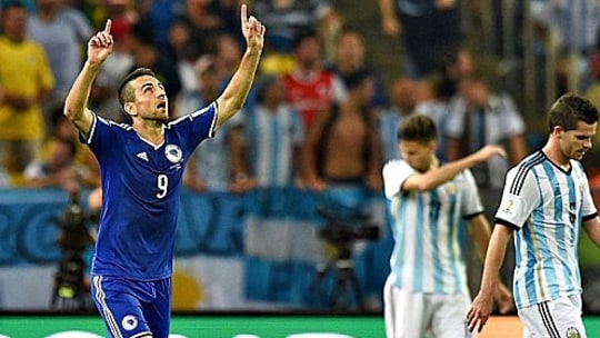 Dank nach oben: Vedad Ibisevic bejubelt das erste WM-Tor von Bosnien und Herzegowina.