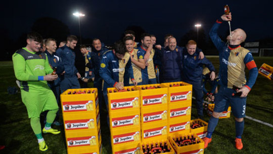 Natürlich auch ein gelungener PR-Coup des Ajax-Sponsors: Die Spieler des East Kilbride FC feiern mit dem Geschenk aus Amsterdam.