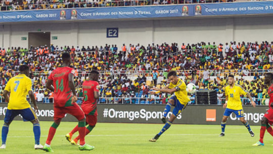 Erzielte das erste Tor des diesjährigen Afrika-Cups: Pierre-Emerick Aubameyang (3.v.r.).