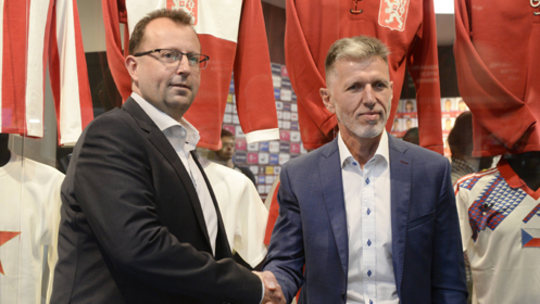 Neues Duo: Tschechiens Nationaltrainer Jaroslav Silhavy (re.) bei seiner Vorstellung mit Verbandspräsident Martin Malik.