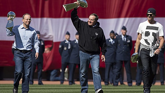 Die Gejagten in der anstehenden NFL-Saison: die New England Patriots um Trainer Bill Belichick (Mitte) und Tom Brady (rechts). Links ist Präsident Jonathan Kraft zu sehen.