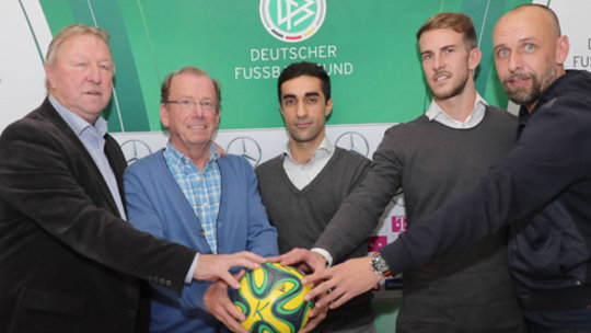Hat 18 Spieler für die ersten beiden offiziellen Futsal-Länderspiele des DFB benannt: Trainer Paul Schomann (2.v.l.).