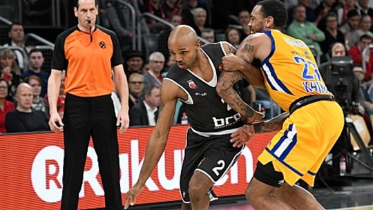 Enges Duell: Bambergs Ricky Hickman (li.) gegen Khimkis Malcolm Thomas.