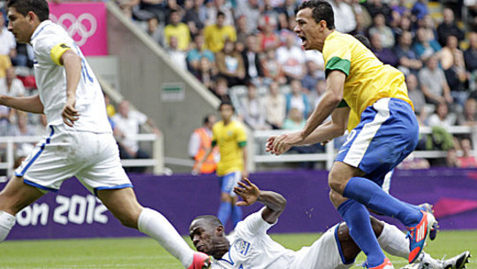 Die Entscheidung: Brasiliens Damiao erzielt das Siegtor, die Honduraner Leveron (li.) und Figueroa können es nicht verhindern.