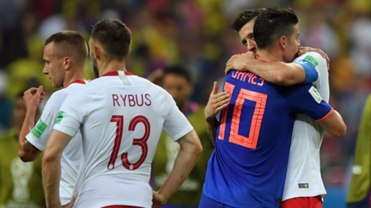 Fairer Gewinner, fairer Verlierer: Kolumbiens James tröstet Polen-Kapitän Robert Lewandowski.