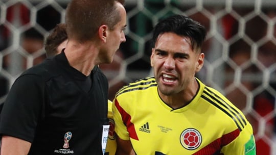 "Der Schiedsrichter war eine Schande": Kolumbiens Radamel Falcao (r.) über Mark Geiger (l.).