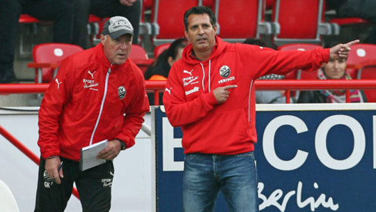 Schwache Offensive: Die Mannschaft von Alois Schwartz (re.) konnte bisher erst neun Mal treffen - Negativwert in Liga zwei.