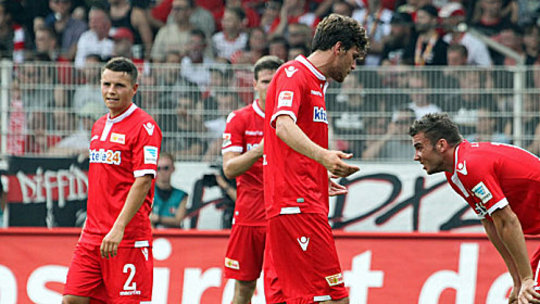 Wieder spät Punkte liegen gelassen: Unions Spieler sind nach dem 2:2 gegen Lautern konsterniert.