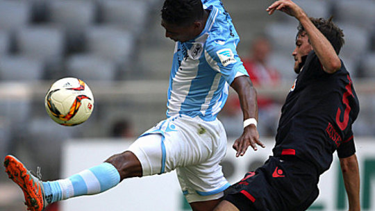 Die Aktion, die zum Platzverweis und Elfmeter führte: Benjamin Kessel foult Rubin Okotie.