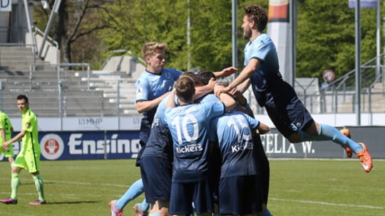 Hoffen auf noch weiteren Grund zum Jubeln: Die Spieler der Stuttgarter Kickers.