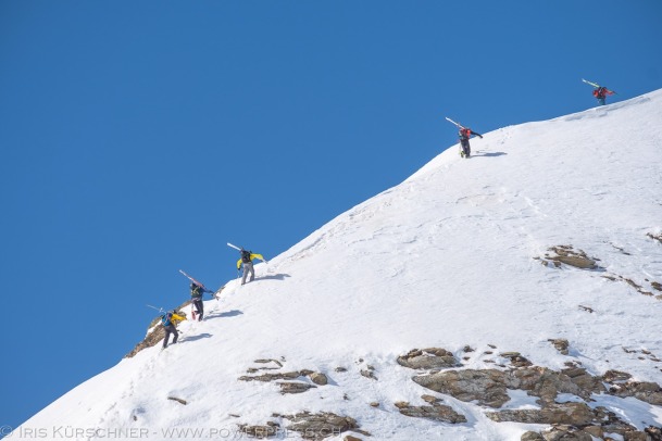 Auf den letzten Metern zum Gipfel heißt es Ski schultern.