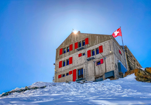 Ausgangspunkt für die Skitour zum Strahlhorn ist die Britanniahütte.