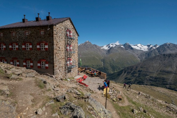 An der Breslauer Hütte oberhalb von Vent ist allein wegen der feinen Aussicht auf die Gipfel zwischen Ramolkogel (l.) und Schalfkogel unbedingt eine Einkehr angesagt.