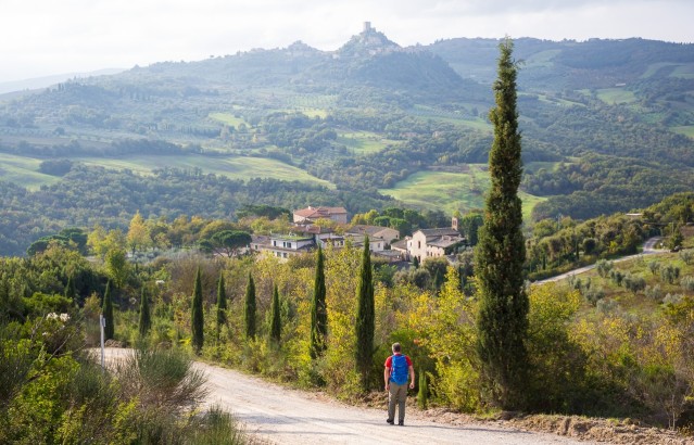 Auf der Via Francigena in Bagno Vignoni mit Blick zur Rocca d'Orcia von Castiglione d'Orcia.