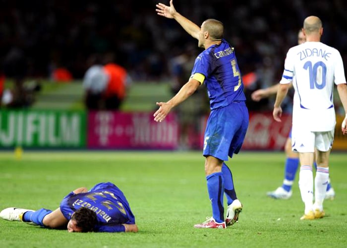 Italiens Materazzi, der das 1:1 besorgt hatte, liegt am Boden. Kapit&#228;n Cannavaro ruft den Schiedsrihcter. Zidane verl&#228;sst die Szene. Was war passiert? . . .