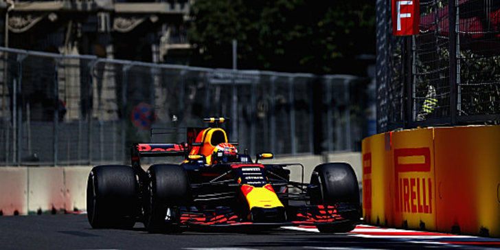 Max Verstappen im Red Bull war im 1. Freien Training in Baku am schnellsten unterwegs.