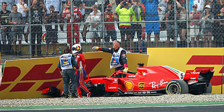 Bitteres Aus: Sebastian Vettel im Kiesbett.