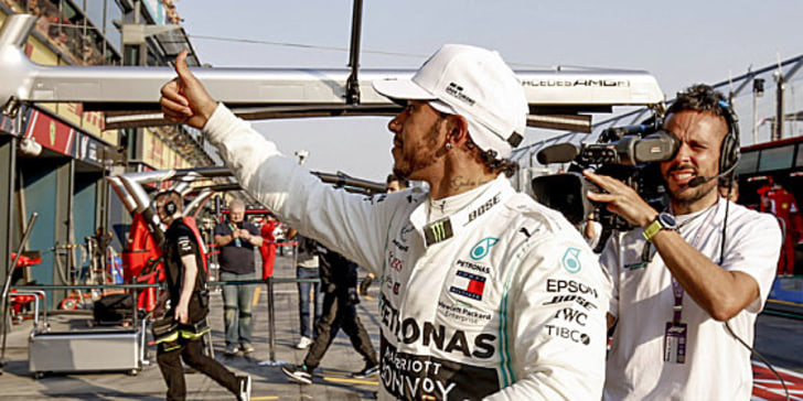 Daumen hoch: Lewis Hamilton war auch im 3. Training in Australien der Schnellste.