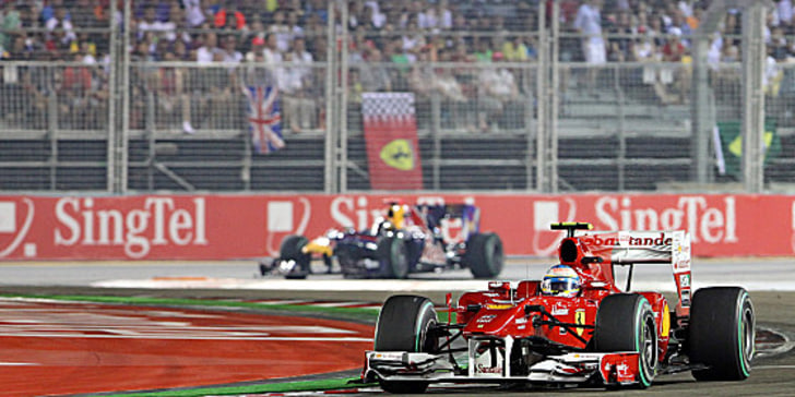 Typisches Bild in Singapur: Sebastian Vettel verfolgt Fernando Alonso, der Spanier ließ sich jedoch nicht verrückt machen.