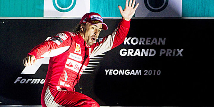 Strahlender und springender Sieger: Ferrari-Pilot Fernando Alonso auf dem Podium in Südkorea. 