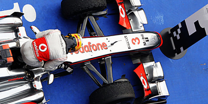 Parkplatz des Siegers: Lewis Hamilton steigt nach seinem China-Triumph aus dem McLaren-Mercedes. 