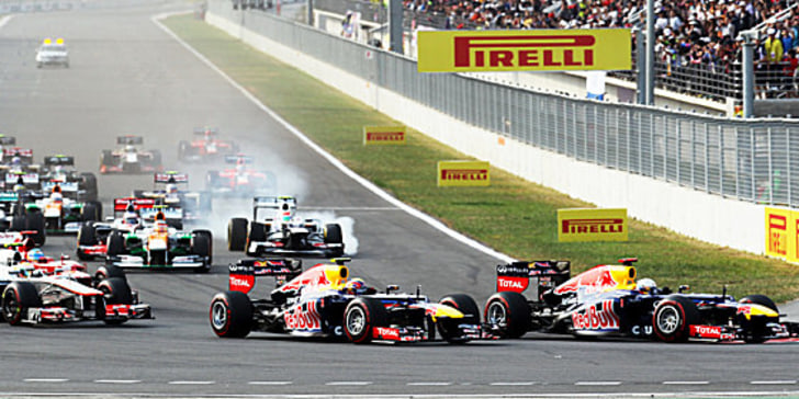 Start in Yeongam: Sebastian Vettel biegt vor Mark Webber in die erste Kurve ein. 